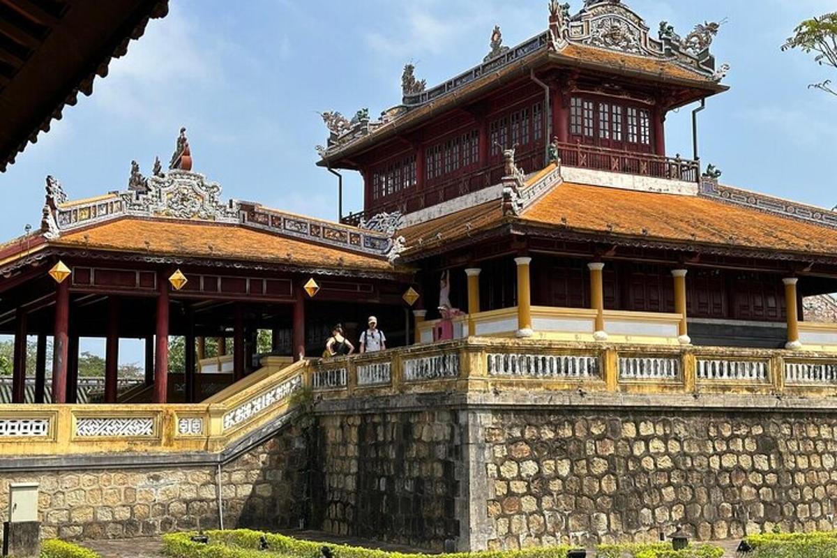 một tòa nhà có mái đỏ trên bức tường đá