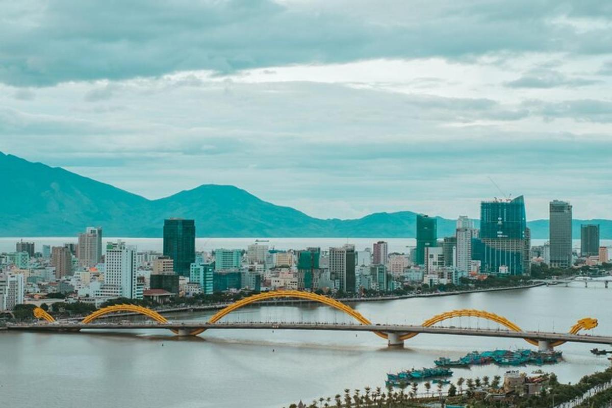 місто з мостом через річку з містом