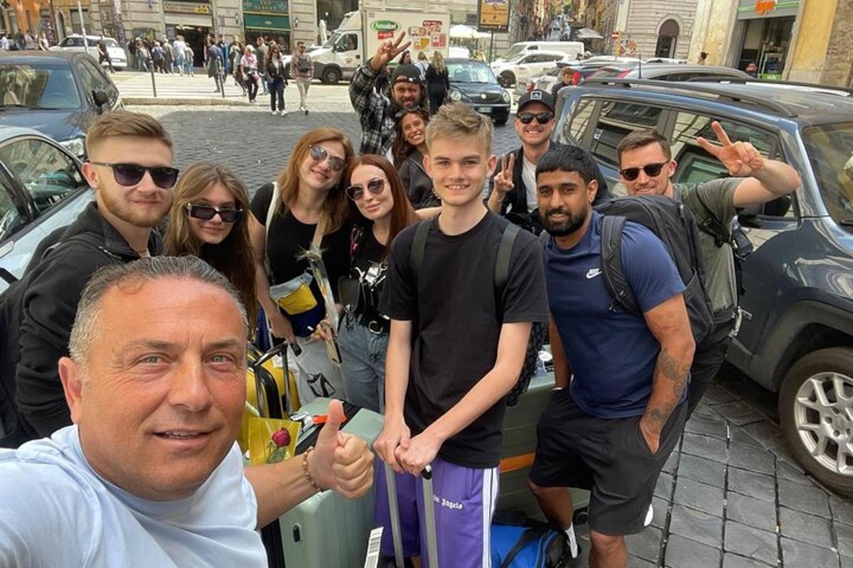skupina lidí stojící vedle auta