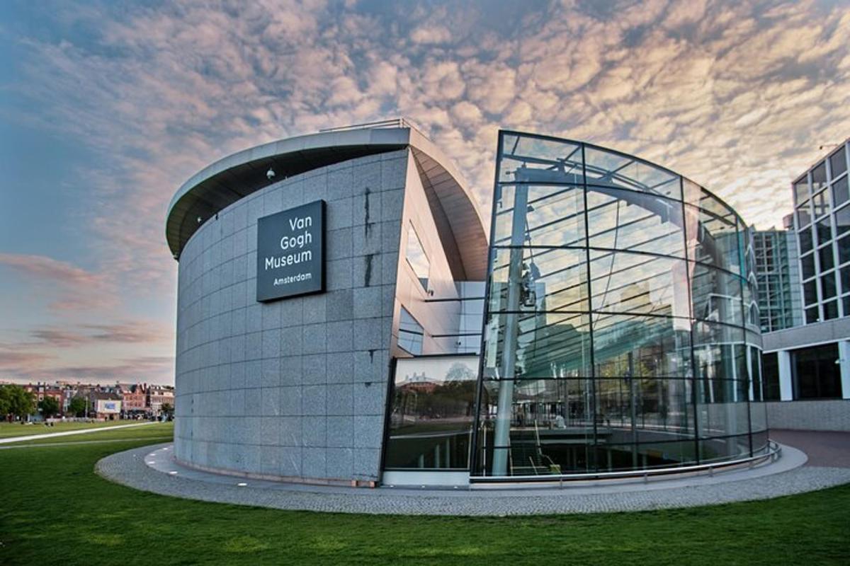 un grande edificio di vetro con un cartello sopra