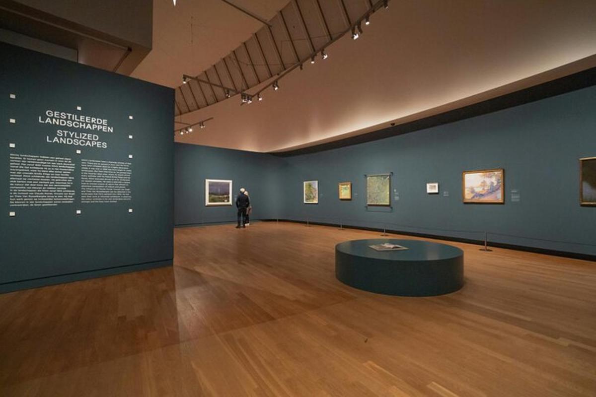 una stanza con un tavolo in un museo con dipinti