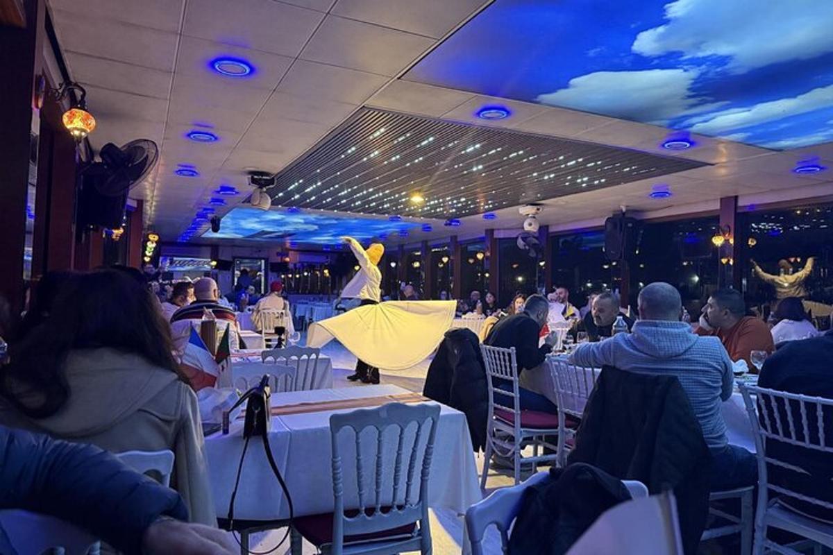 skupina lidí sedících u stolů v restauraci