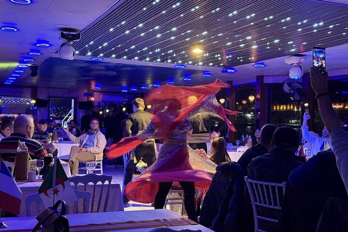 žena v šatech s deštníkem v restauraci