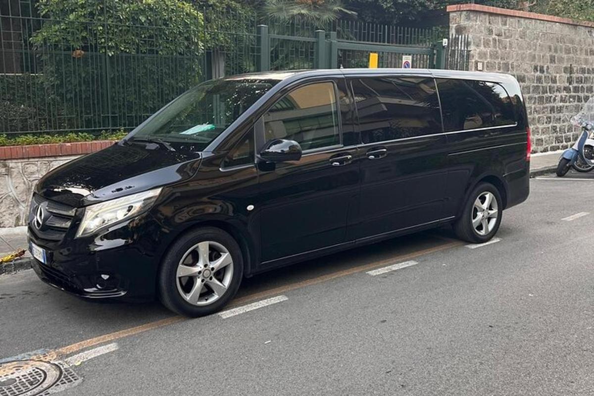 černá dodávka zaparkovaná na kraji ulice