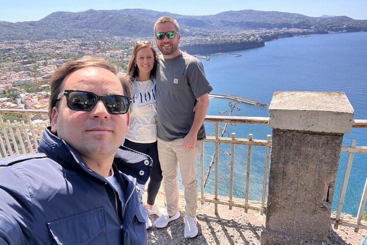 vīrietis un sieviete stāv okeāna priekšā