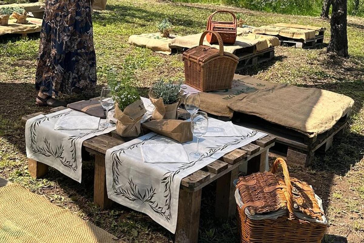stół piknikowy z szklankami i koszami na nim