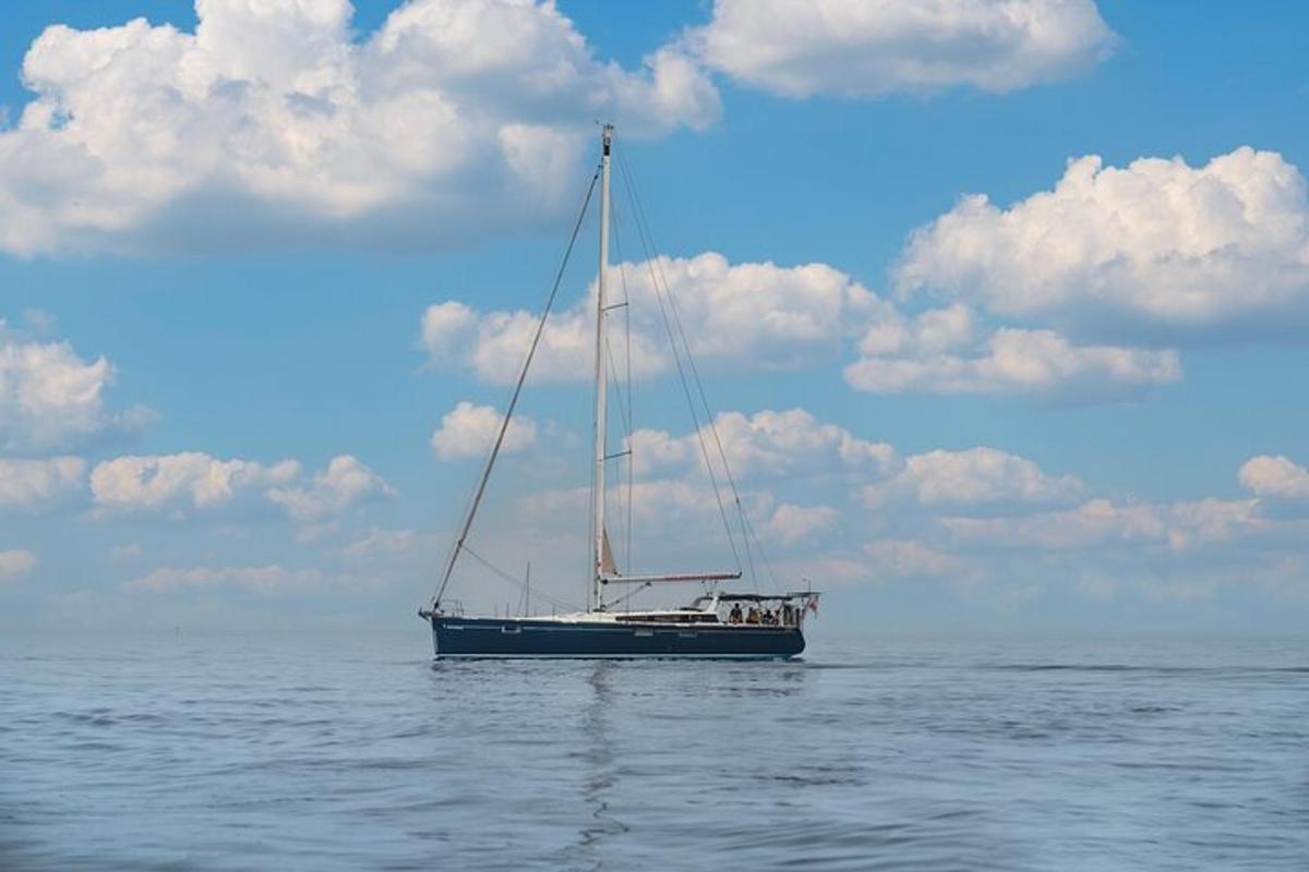 sebuah perahu yang duduk di lautan di atas air