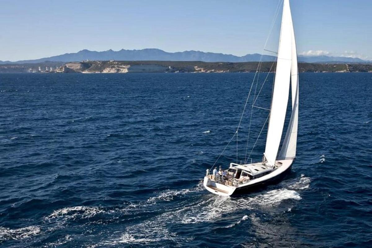 ein Segelboot inmitten eines großen Gewässers