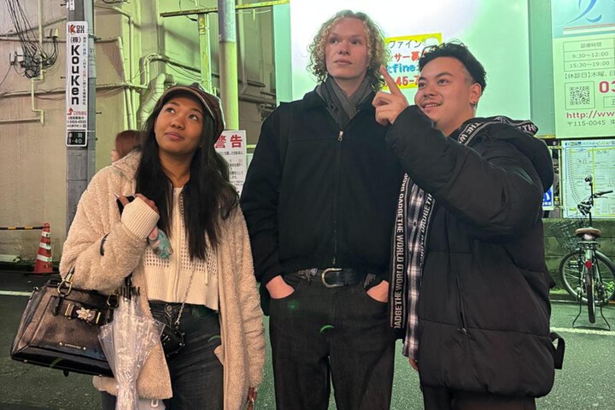 un gruppo di tre persone in piedi una accanto all'altra