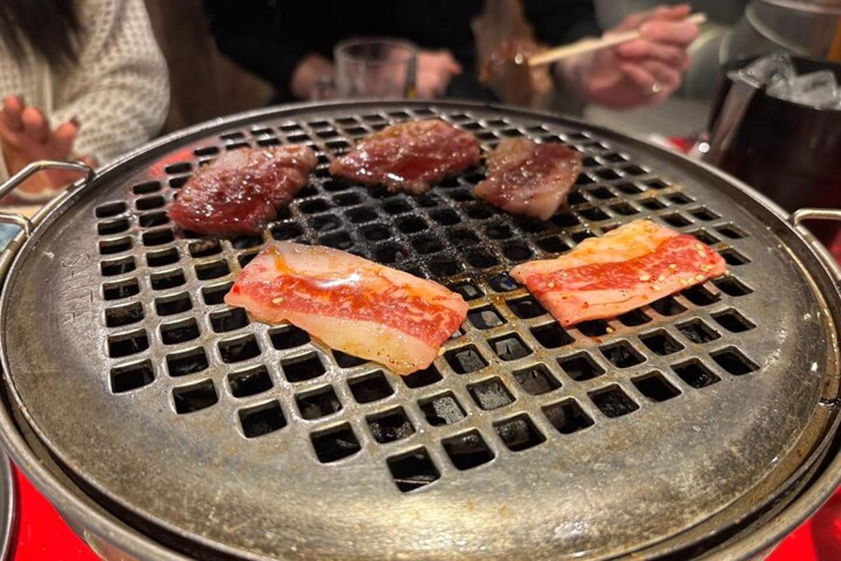una griglia con quattro diversi tipi di carne sopra