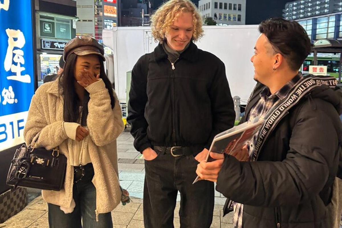 un gruppo di tre persone in piedi una accanto all'altra