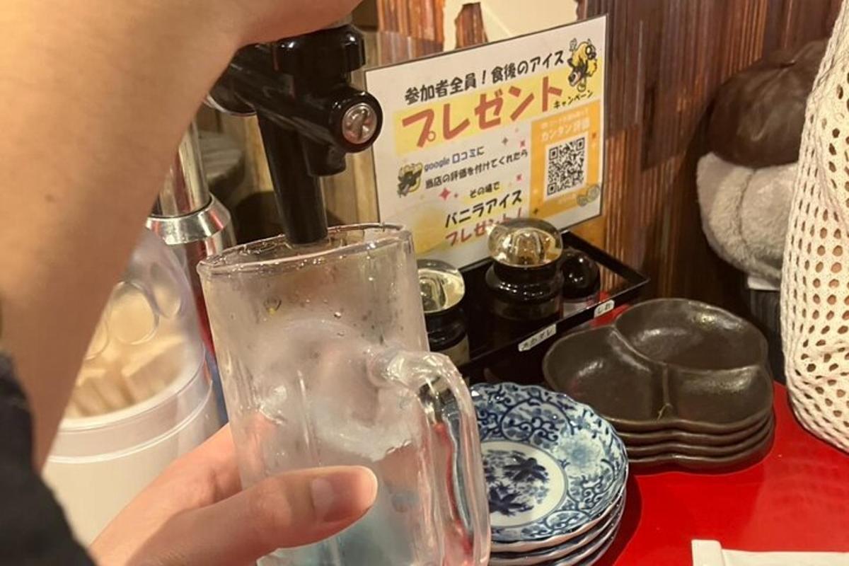 una persona tiene un drink in un bicchiere