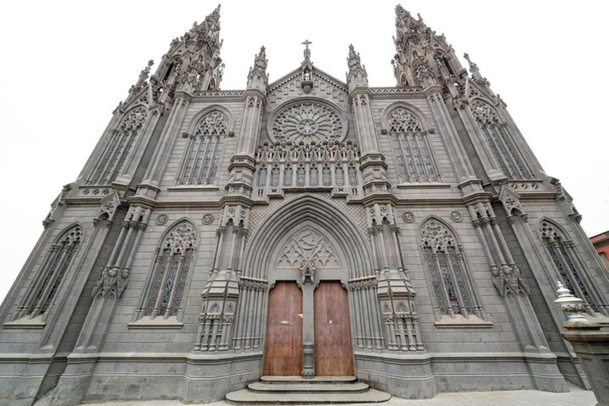 een grote kathedraal met een groot gebouw
