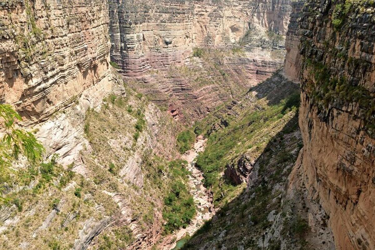 una vista aérea de un cañón con un río