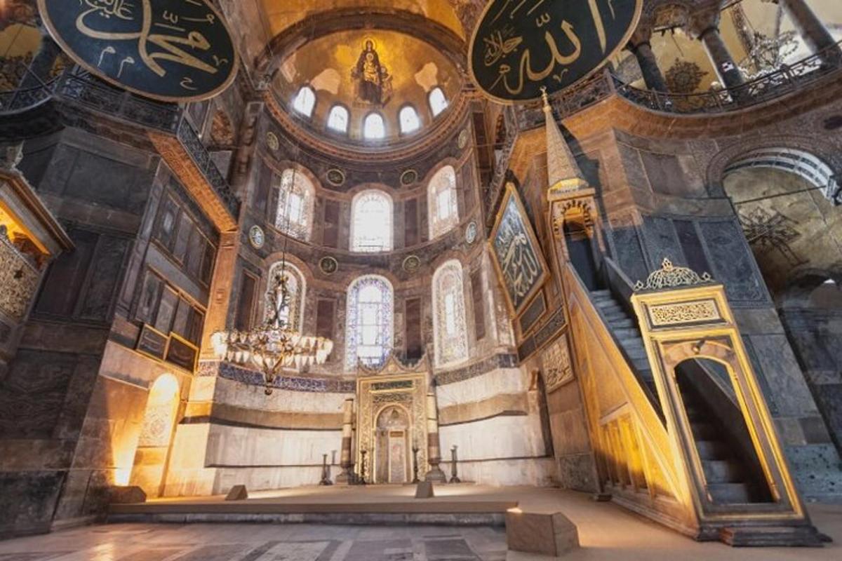 una grande stanza con una chiesa con orologi alle pareti