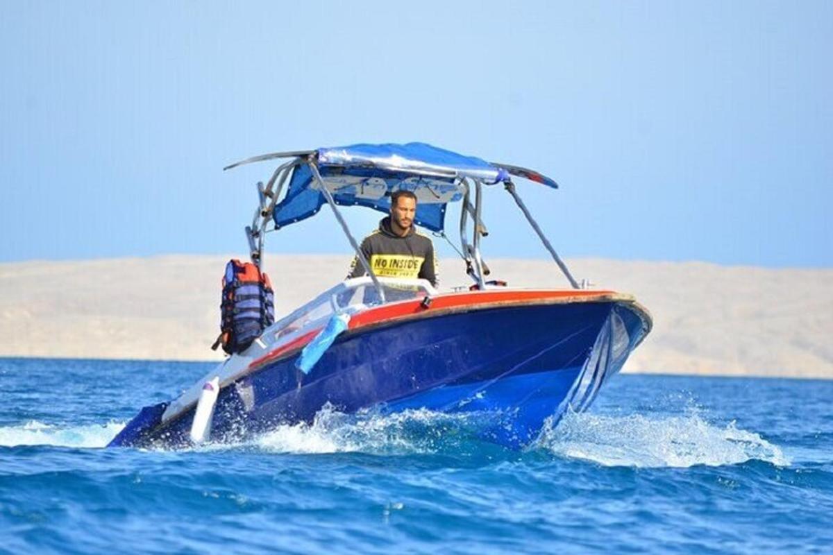 isang lalaki sa isang asul na bangka sa tubig