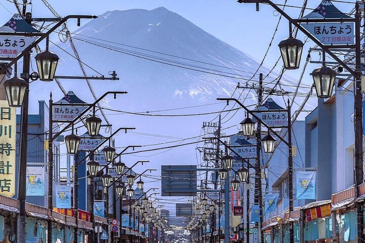 jalan dengan lampu jalan dan gunung di latar belakang