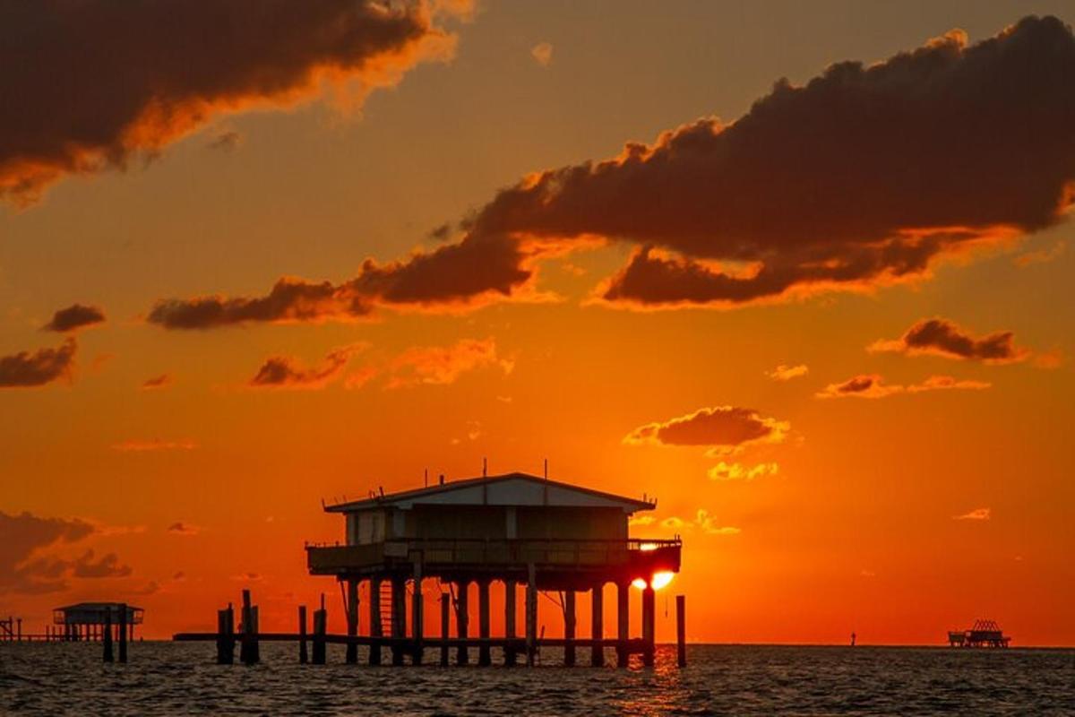 Una torre de salvavidas en el océano al atardecer