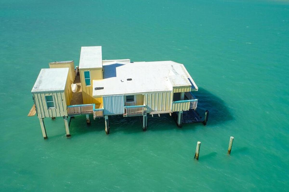 una casa en un muelle en el agua