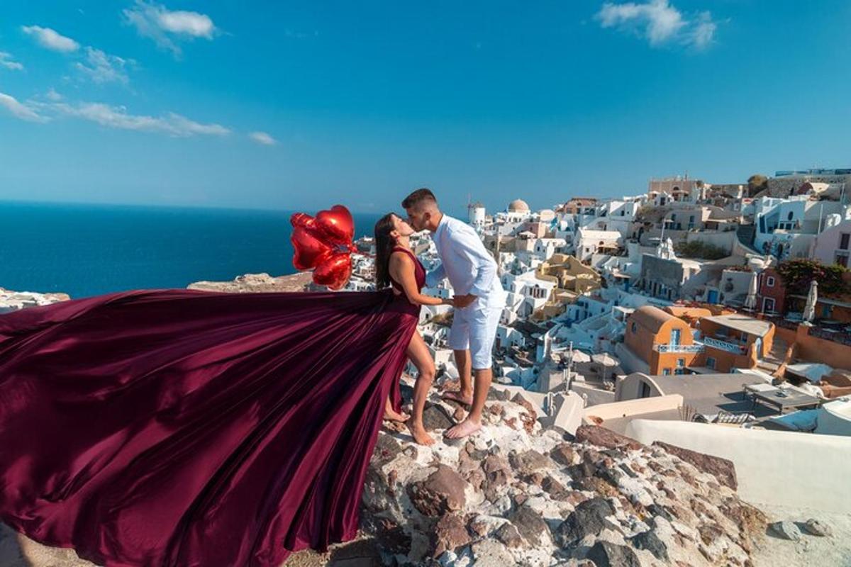 un uomo e una donna in piedi in cima a una città
