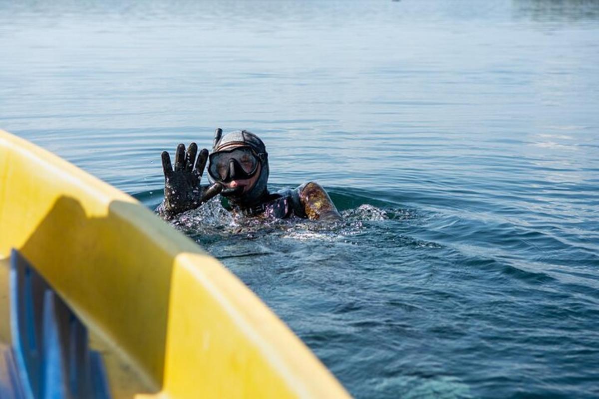 un uomo è in acqua accanto a una barca