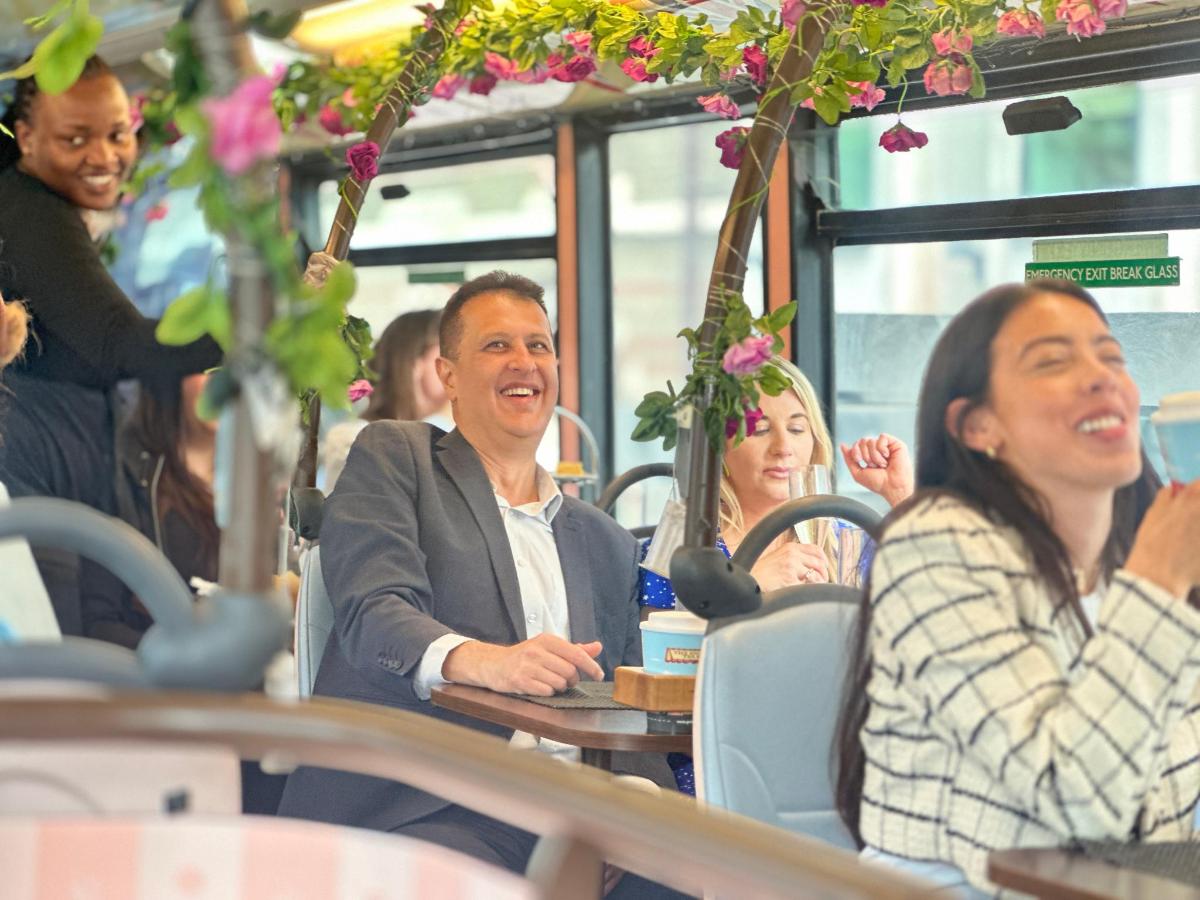 Un grupo de personas sentadas en una mesa en un autobús.