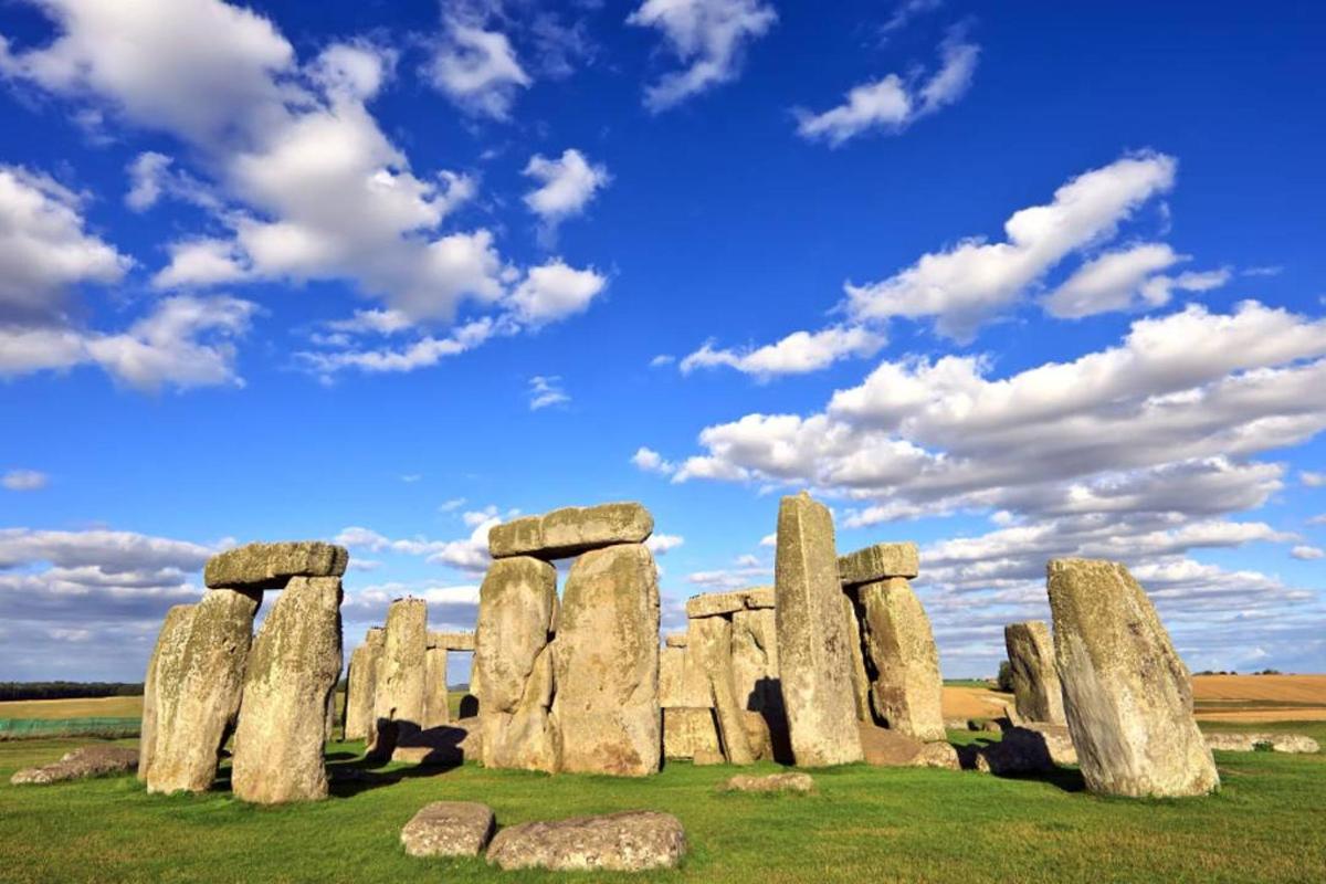 rühm Stonehenge'i kive sinise taevaga põllul