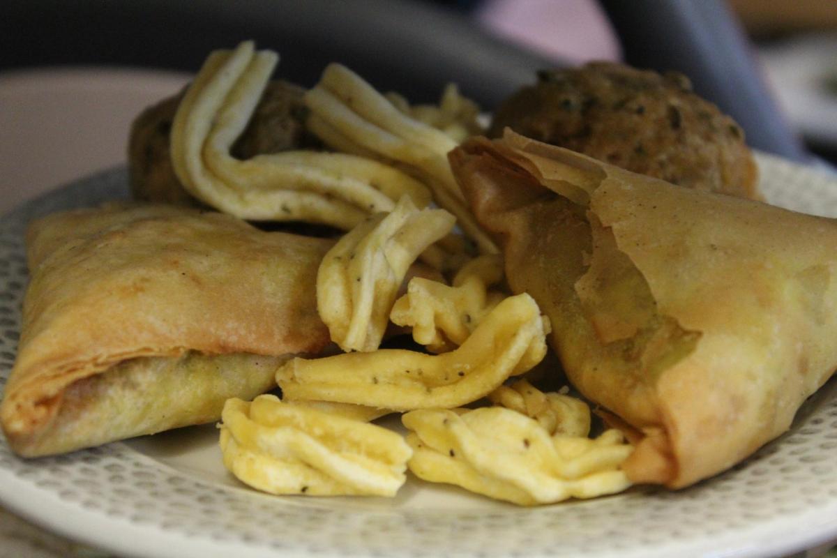 Un plato de comida con un sándwich y papas fritas