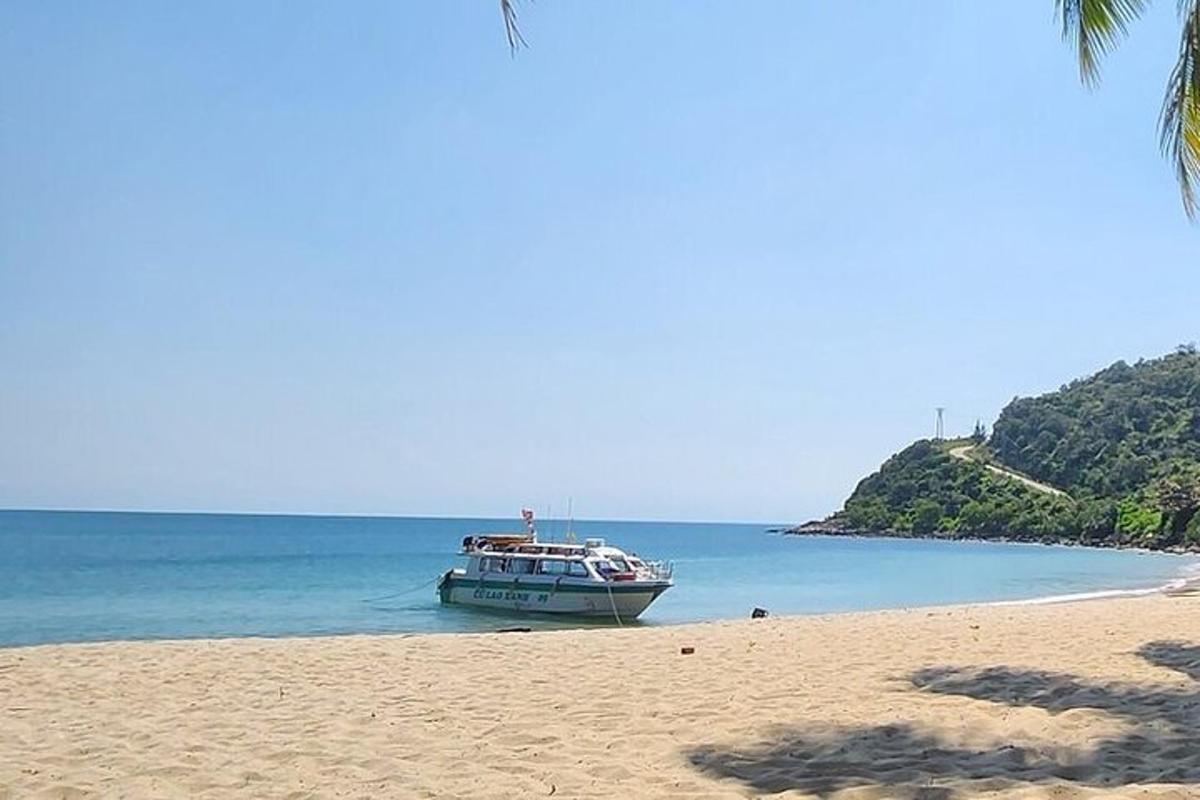 ein Boot im Wasser an einem Strand