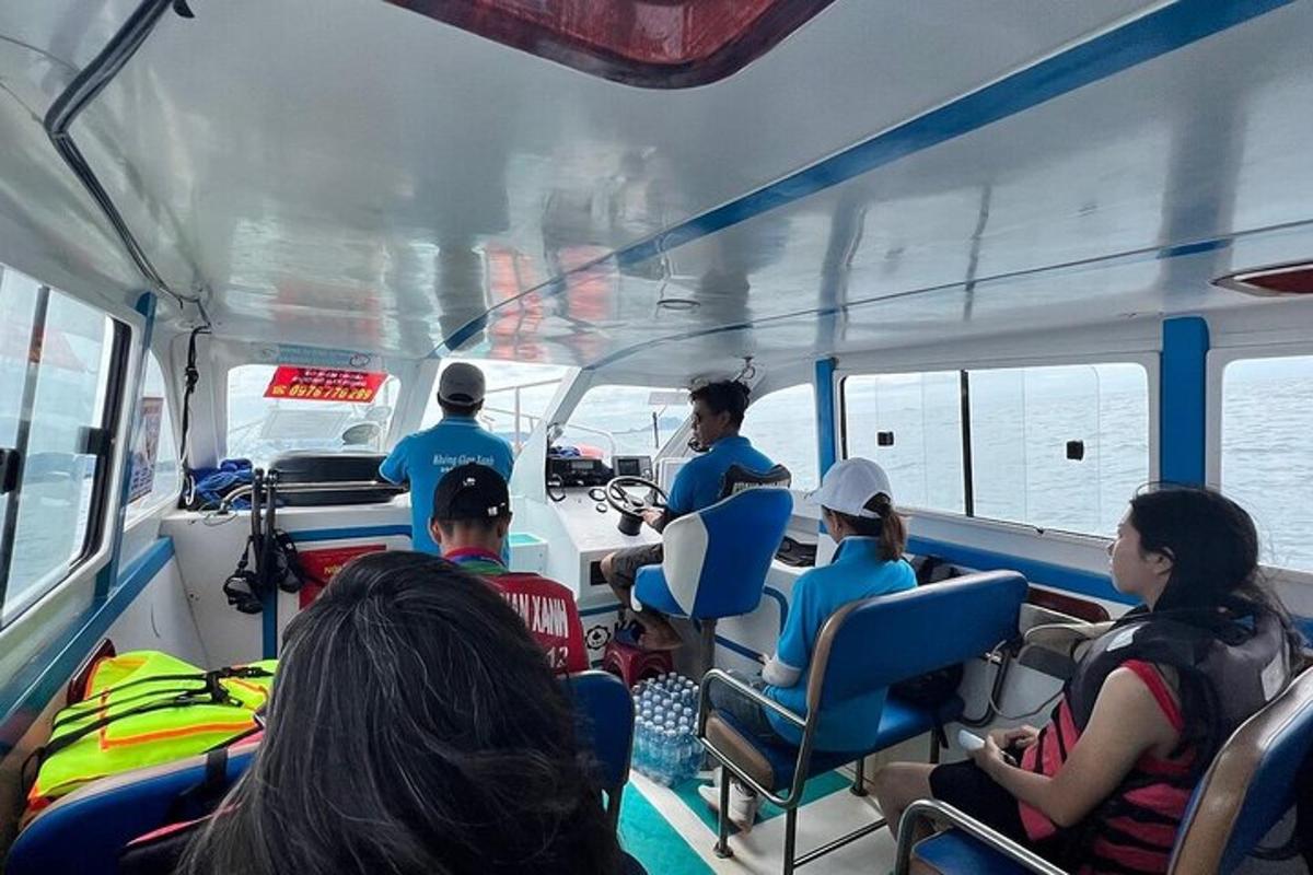 skupina lidí sedících v autobuse