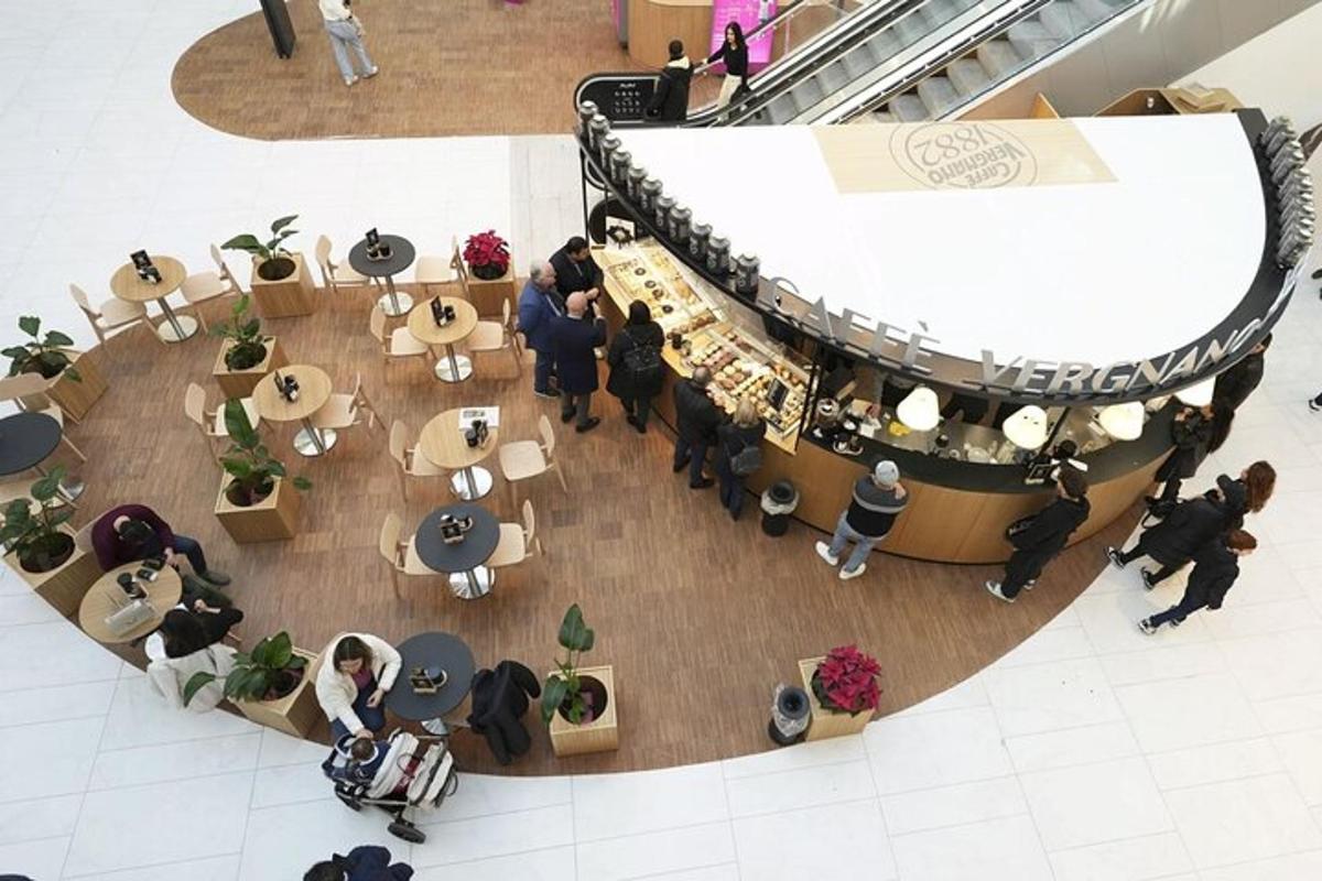 pohled shora na restauraci s lidmi sedícími u stolů