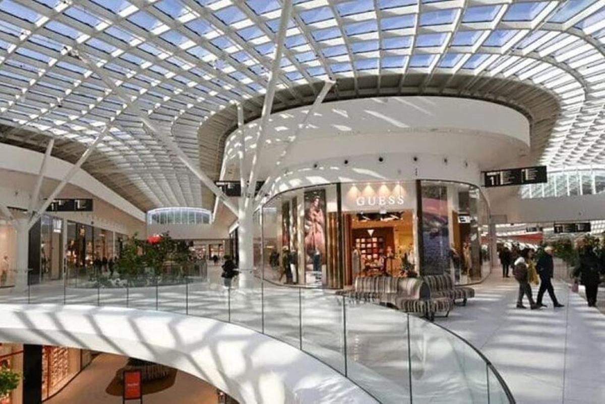 velké nákupní centrum se skleněným stropem