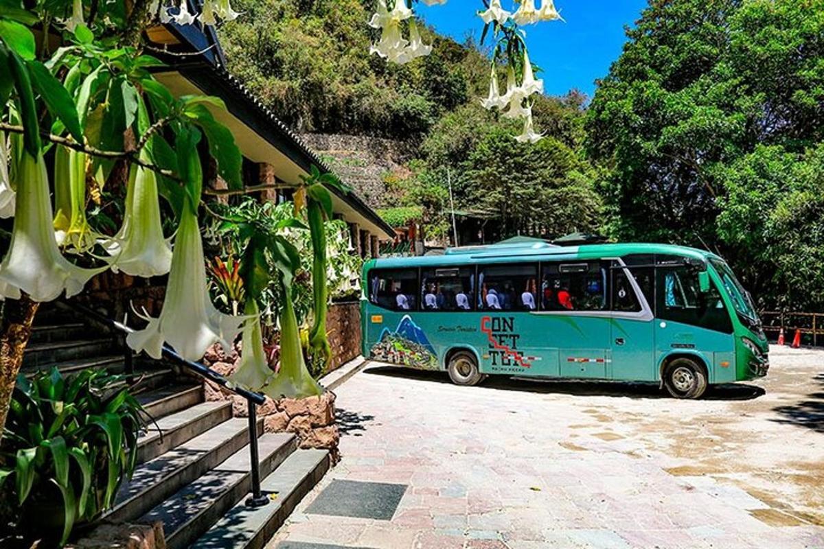 a blue bus parked next to a building