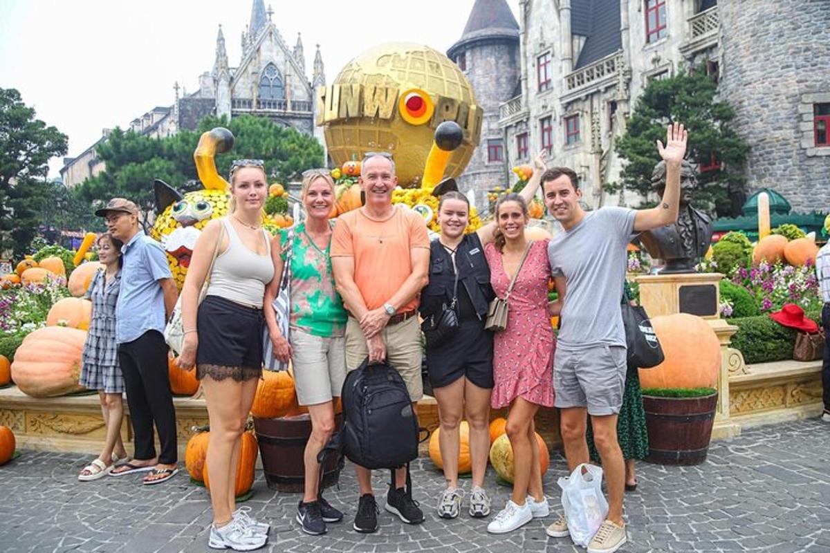 skupina lidí stojících před dýňovou aranžmá