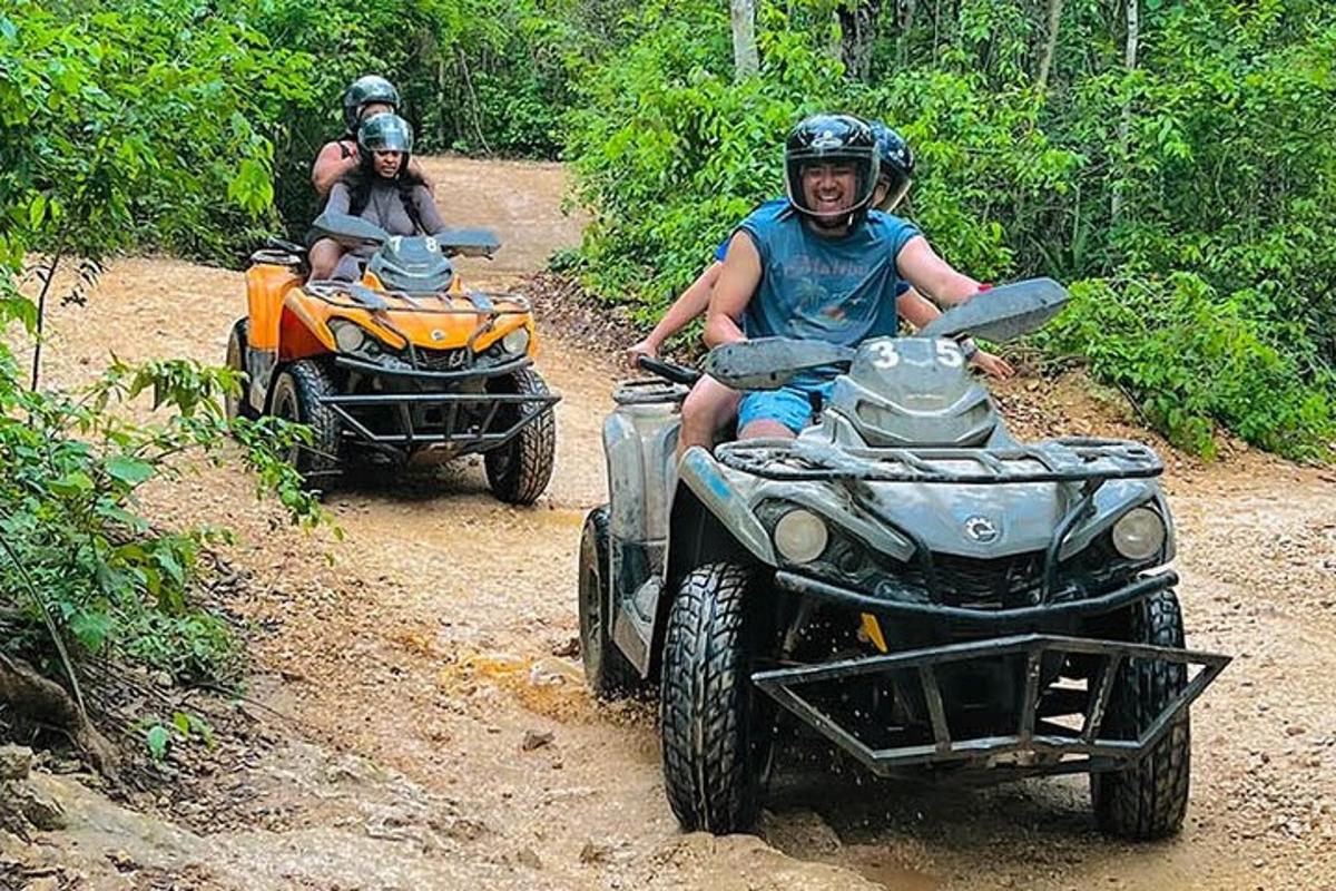 kaks inimest sõidavad ATV-dega kruusateel