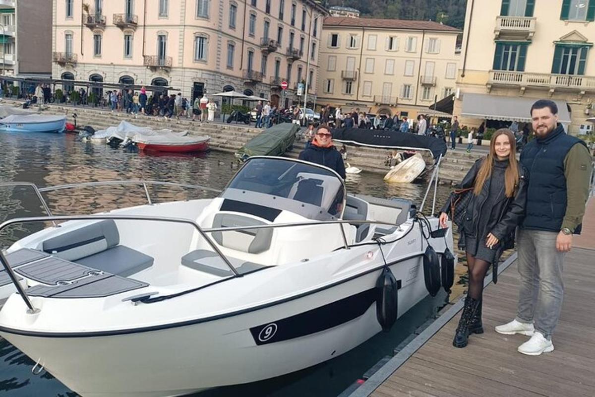 egy csoport ember áll egy hajó mellett