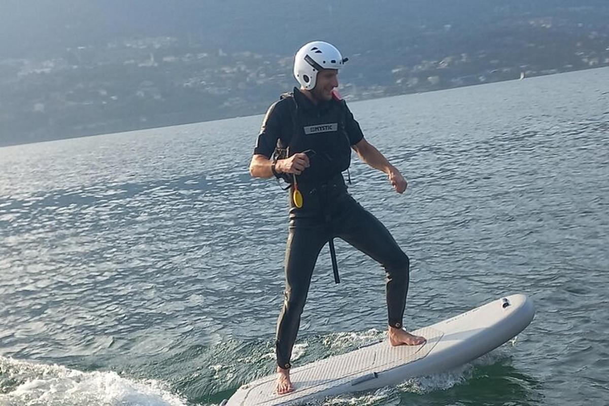 een man die op een surfplank in het water staat