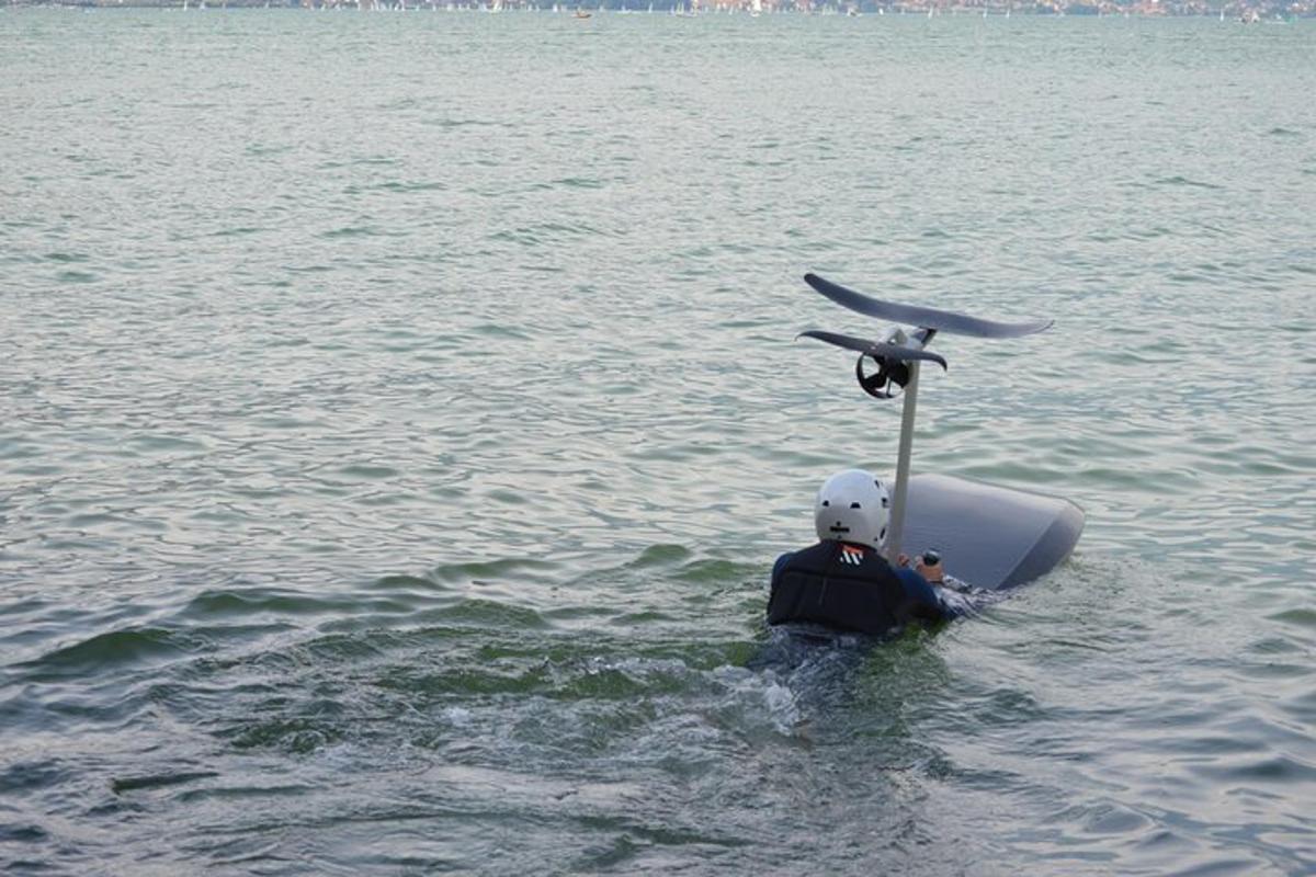 una persona en el agua con un avión en un barco