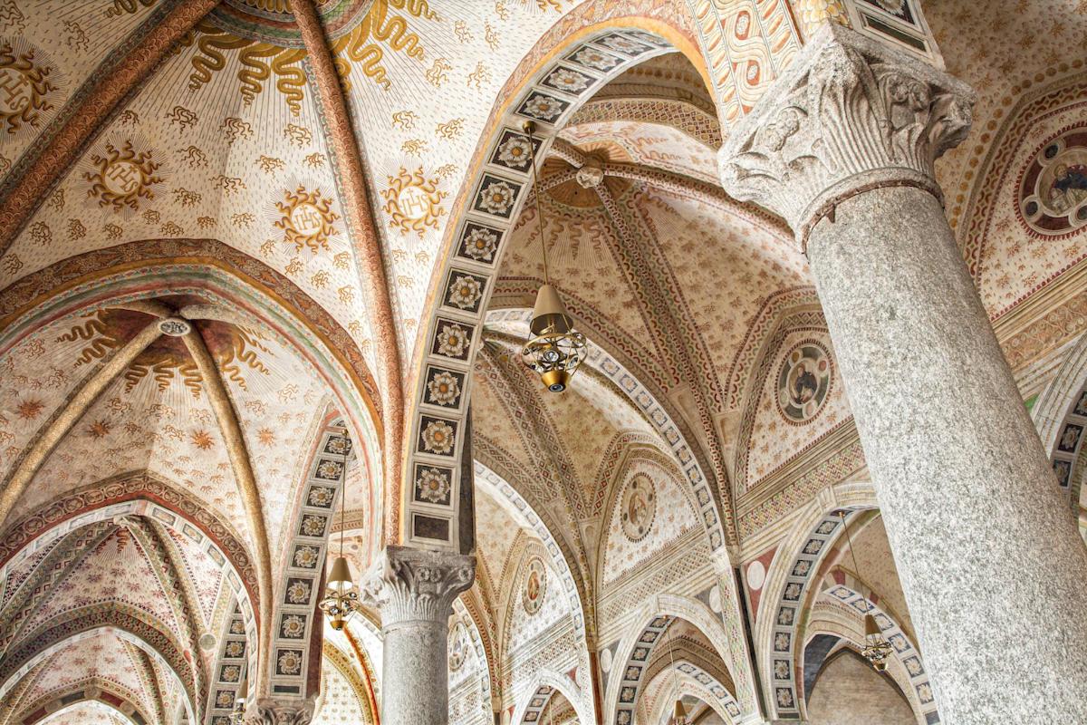 una imatge d'una església amb sostres i columnes ornamentades