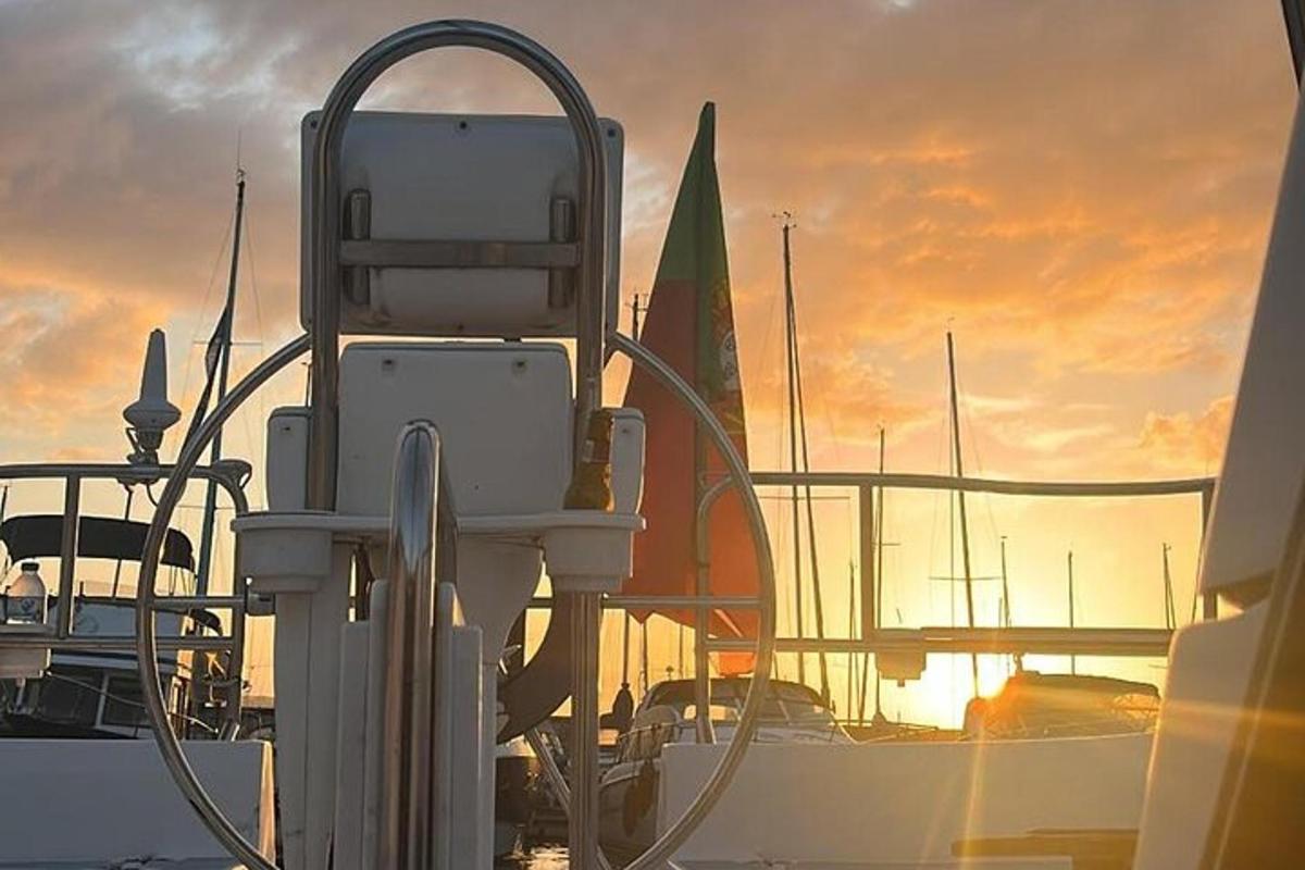 sebuah perahu berlabuh di marina saat matahari terbenam