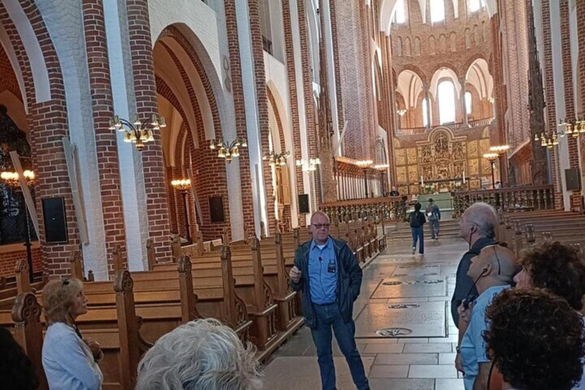 un gruppo di persone in piedi in una chiesa