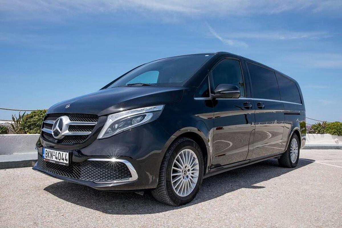 Černá dodávka Mercedes Benz zaparkovaná na parkovišti