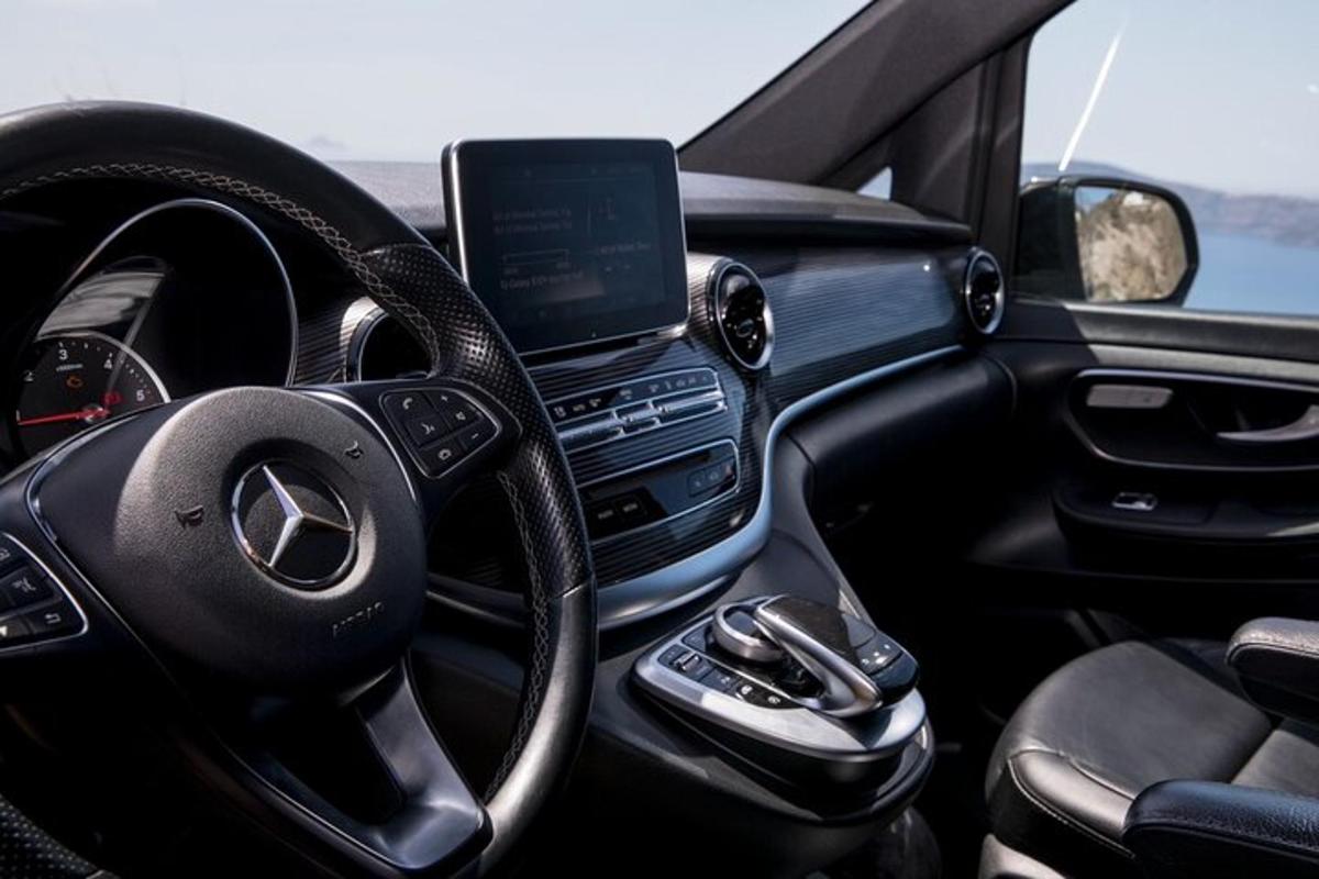 auto s tabletem na volantu