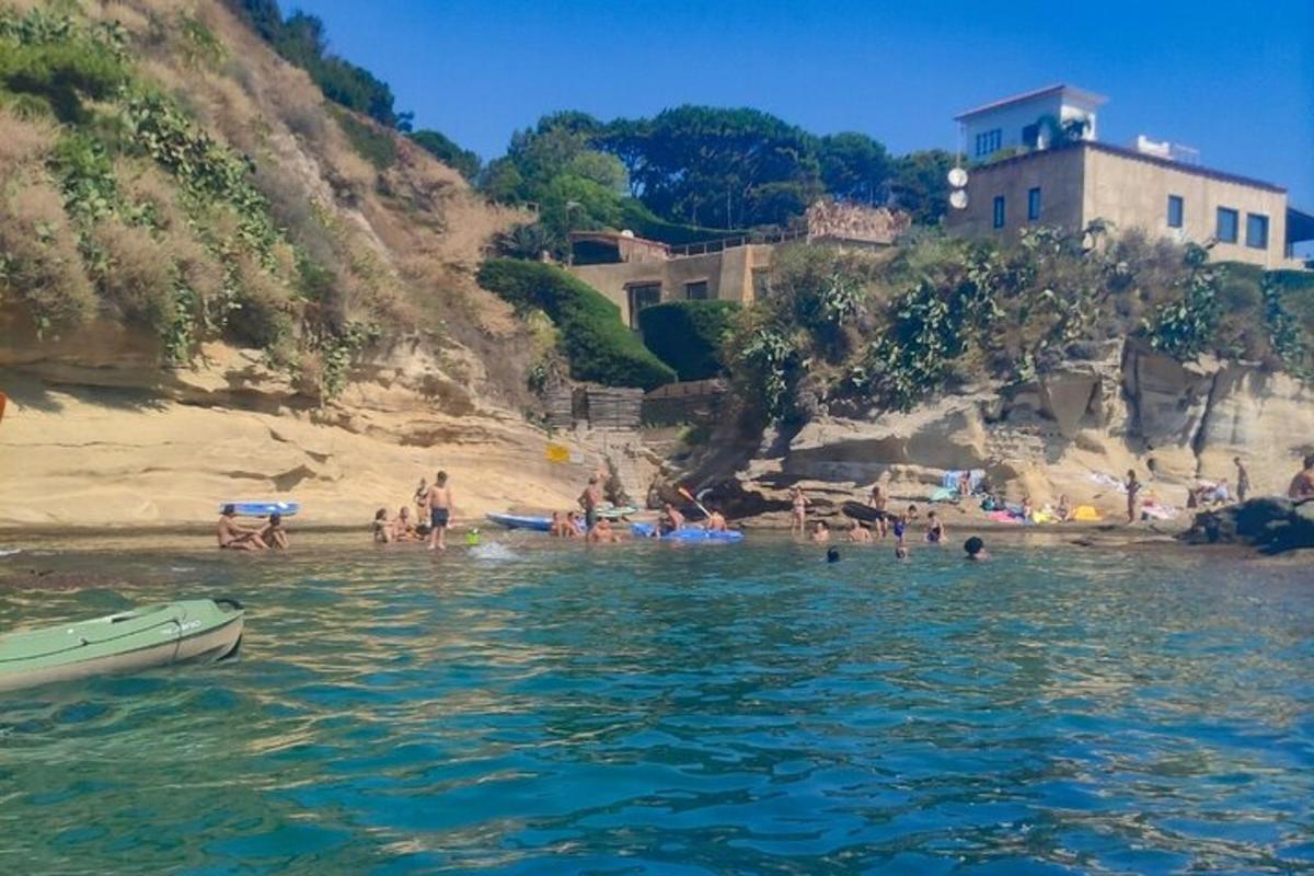 un grup de oameni în apă pe o plajă