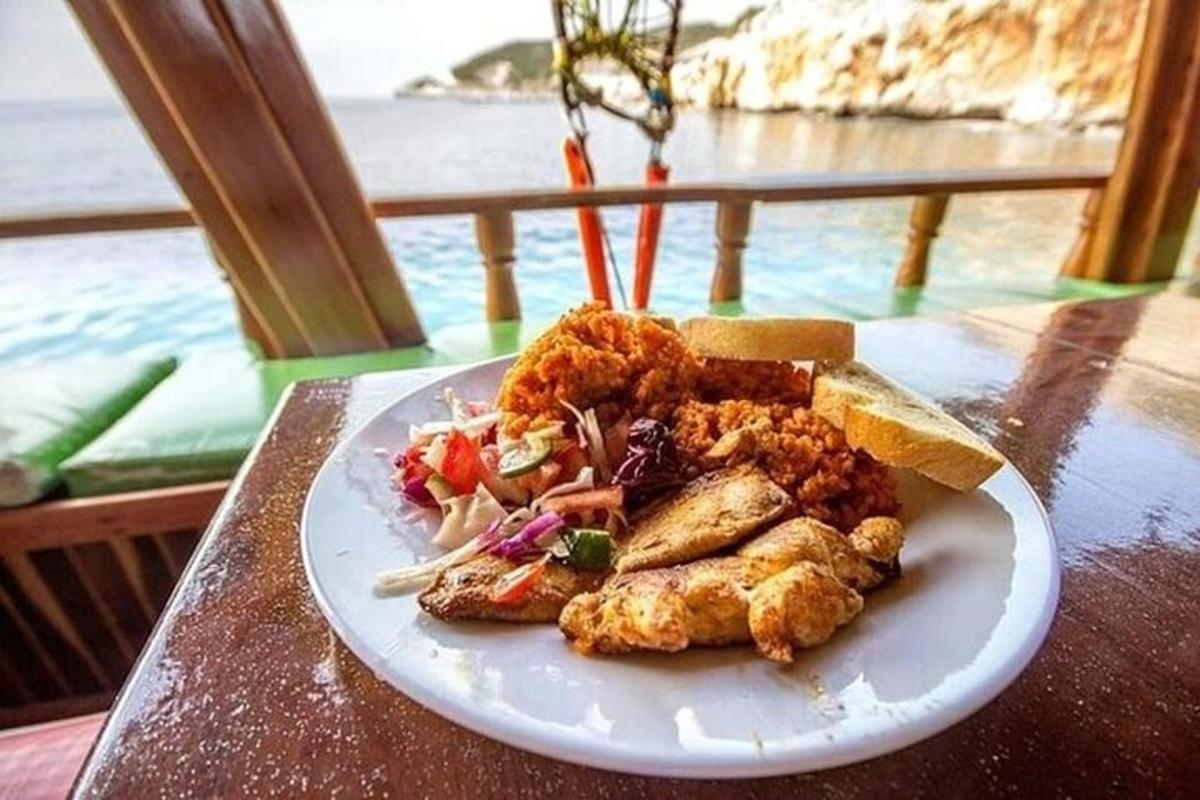 ένα πιάτο φαγητό σε ένα τραπέζι δίπλα στον ωκεανό