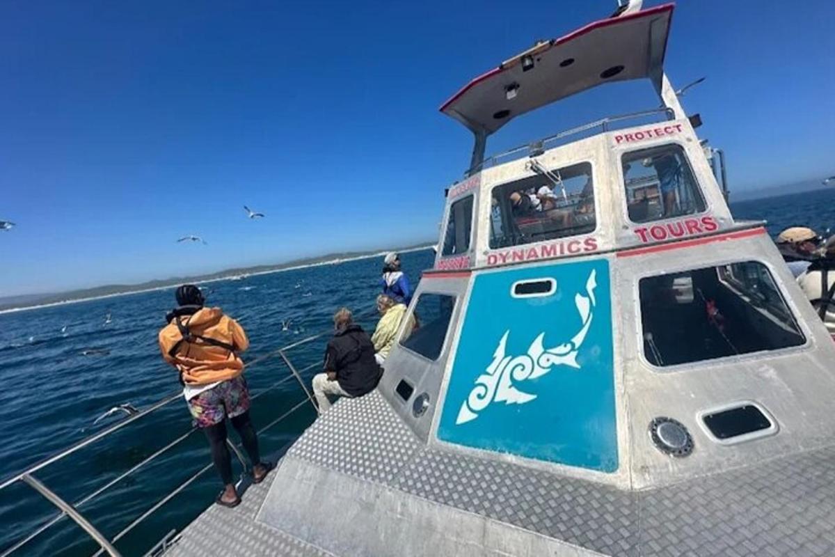 un gruppo di persone su una barca in acqua