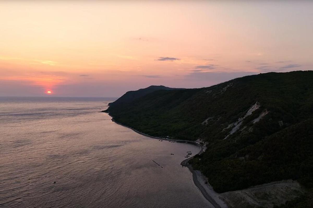 una vista aerea dell'oceano al tramonto