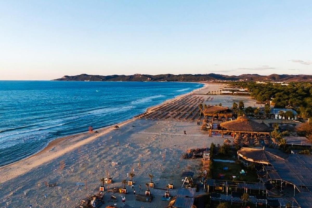 pemandangan udara pantai dengan lautan