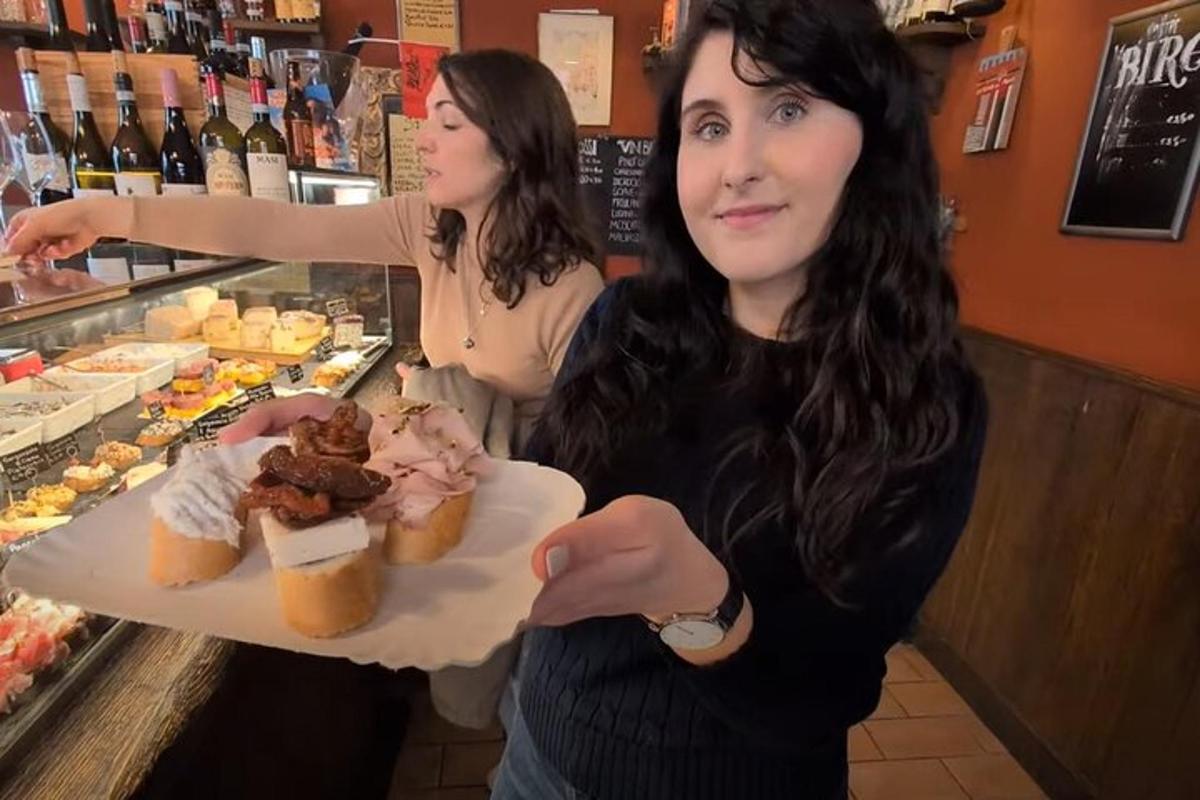 žena držící tác s jídlem v obchodě