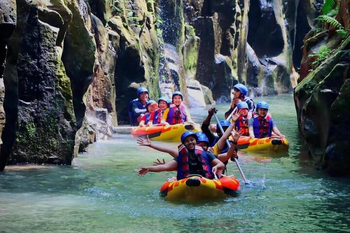 un grup de oameni care fac rafting pe un râu cu caiace